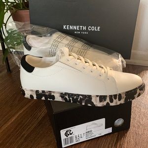 Kenneth Cole women Size 9 1/2 White Camo sole NWB walking white sneakers